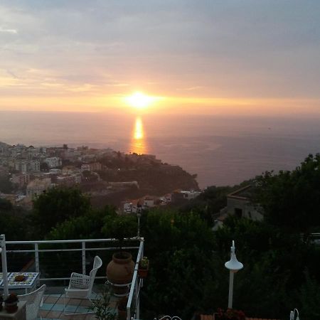 לינה וארוחת בוקר ויקו אקוונסה Garden On The Sea מראה חיצוני תמונה